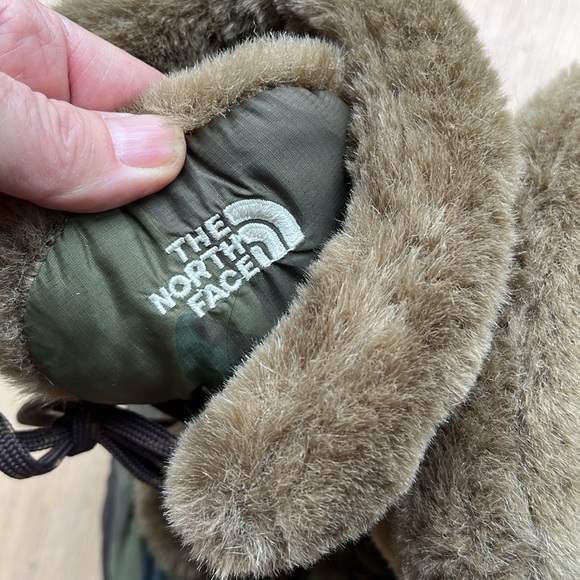 💕🎉 HOST PICK 🎉💕 EUC North Face down filled nylon top boots - Picture 6 of 13